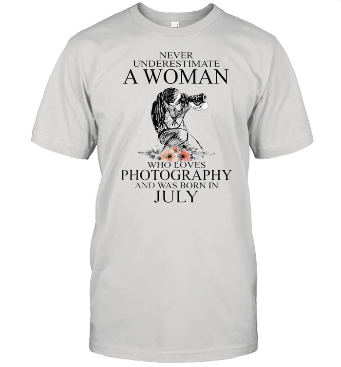 Never Underestimate A Woman Who Loves Photography And Was Born In July T-shirt Classic Men's T-shirt