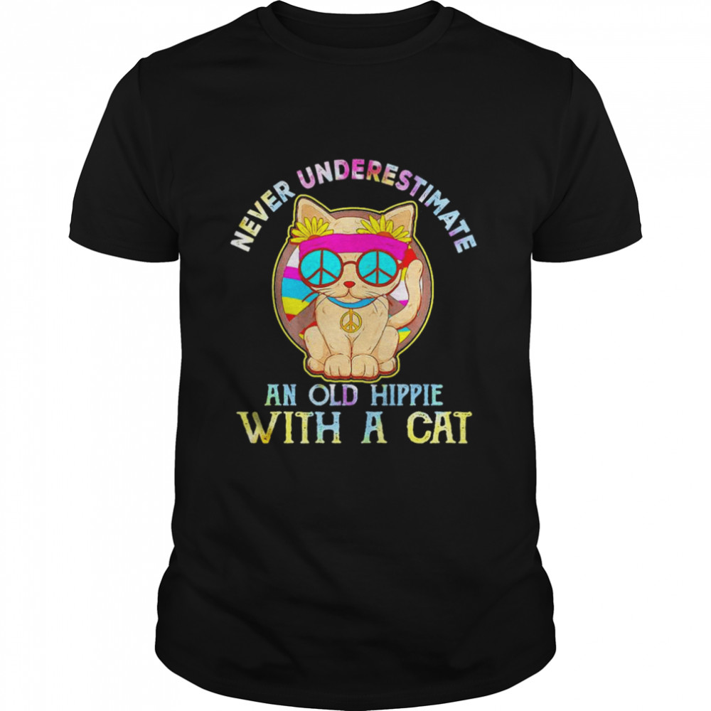 Never underestimate an old hippie with a cat shirt Classic Men's T-shirt