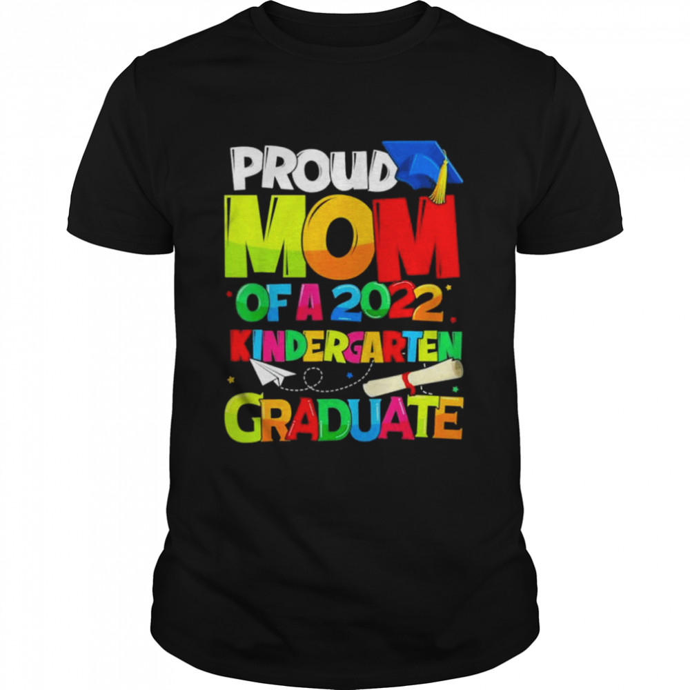 Proud mom of a 2022 kindergarten graduate mothers day shirt Classic Men's T-shirt