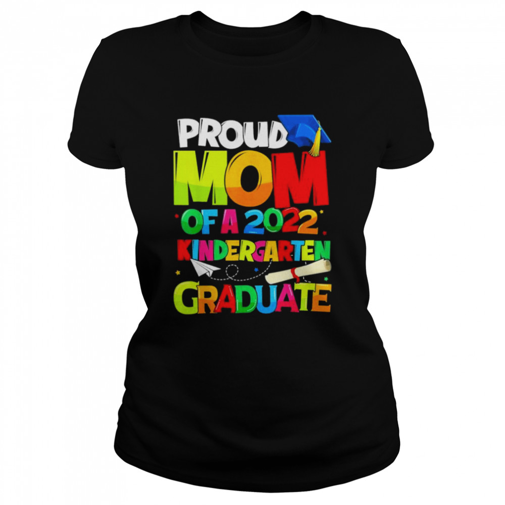 Proud mom of a 2022 kindergarten graduate mothers day shirt Classic Women's T-shirt