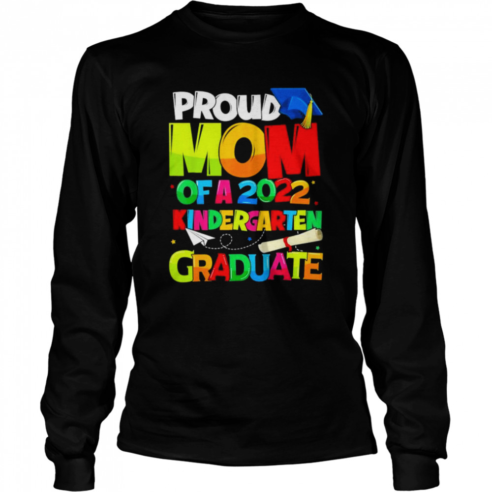 Proud mom of a 2022 kindergarten graduate mothers day shirt Long Sleeved T-shirt