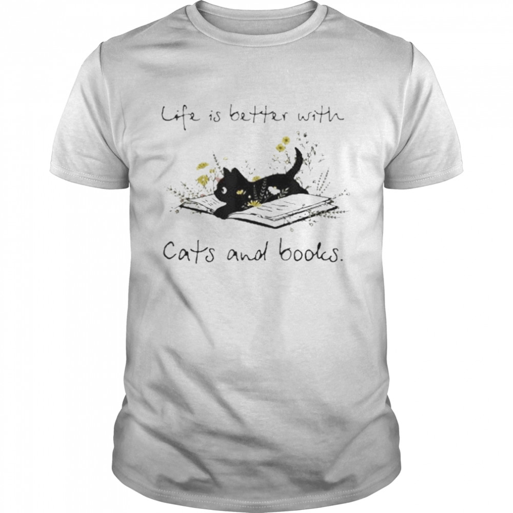 Life Is Better With Cats And Books  Classic Men's T-shirt